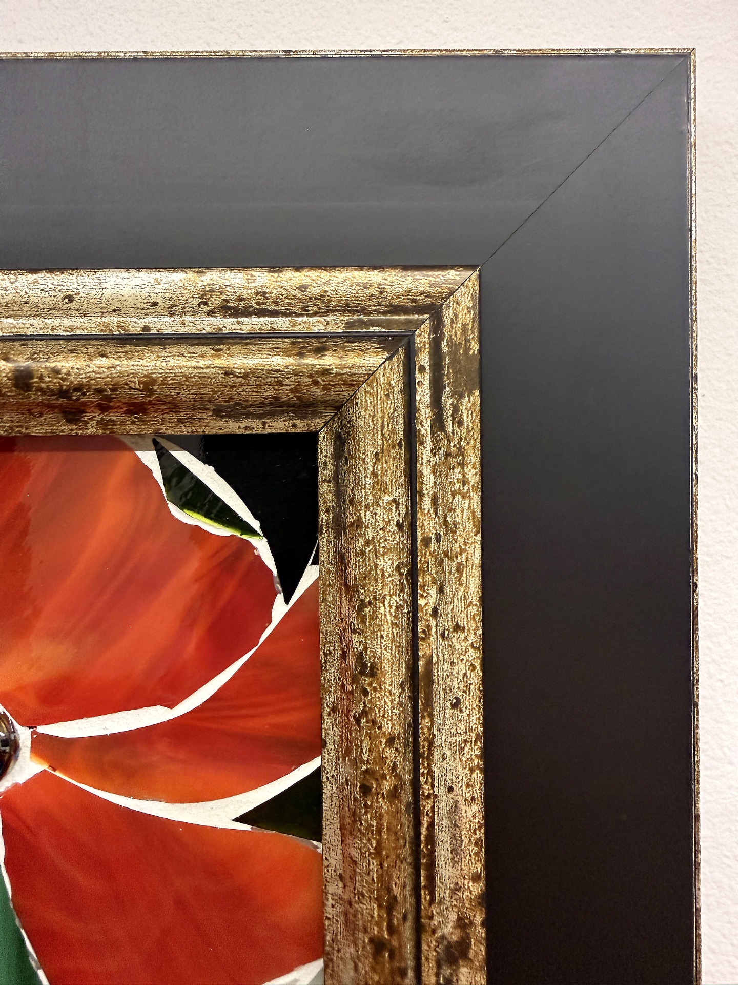 Sapphire Muse — frame corner detail