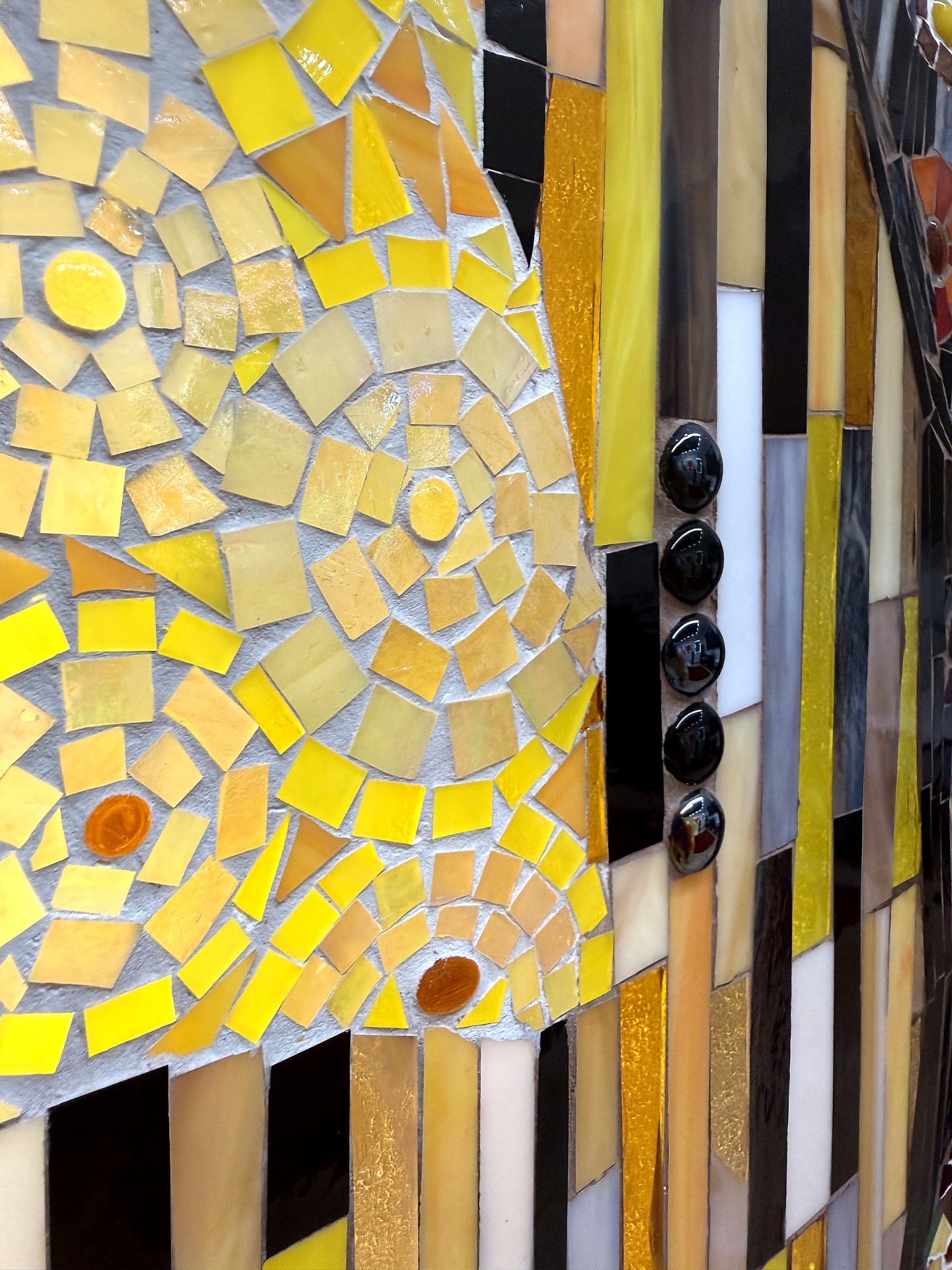 The Kiss — golden pattern detail