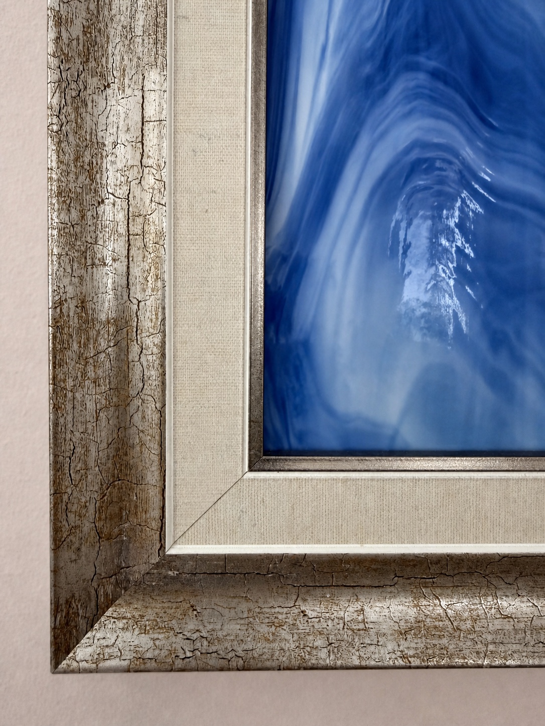 Elsa — frame corner detail